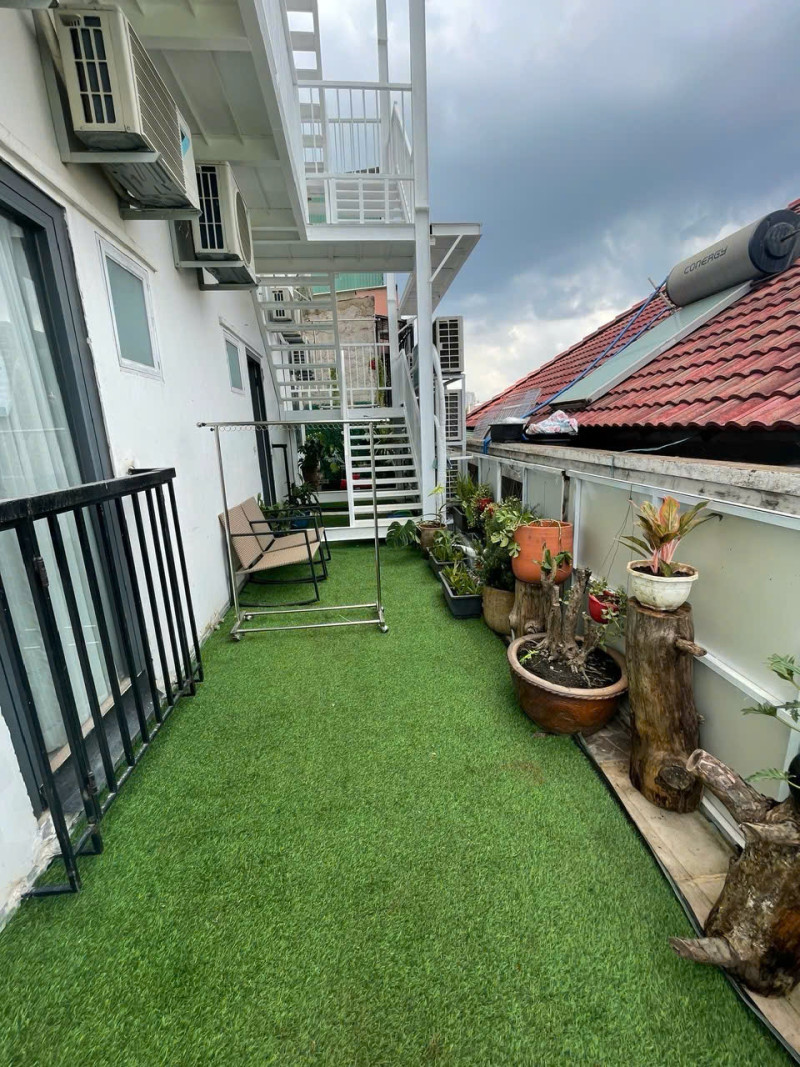 A Soft-Toned One-Bedroom Apartment