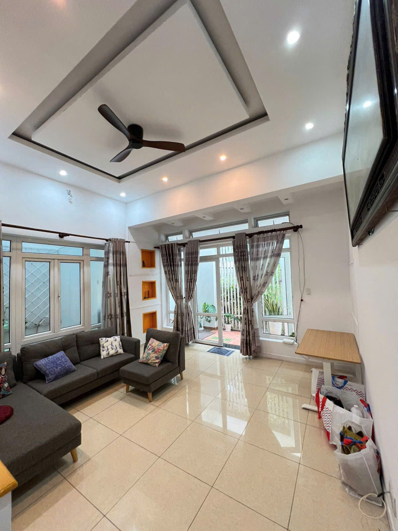 A Cheerful One-Bedroom Living Space