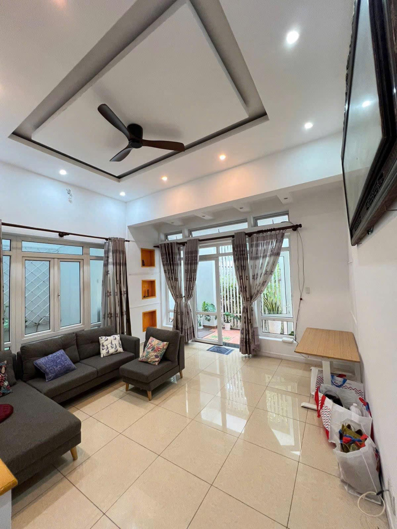 A Cheerful One-Bedroom Living Space