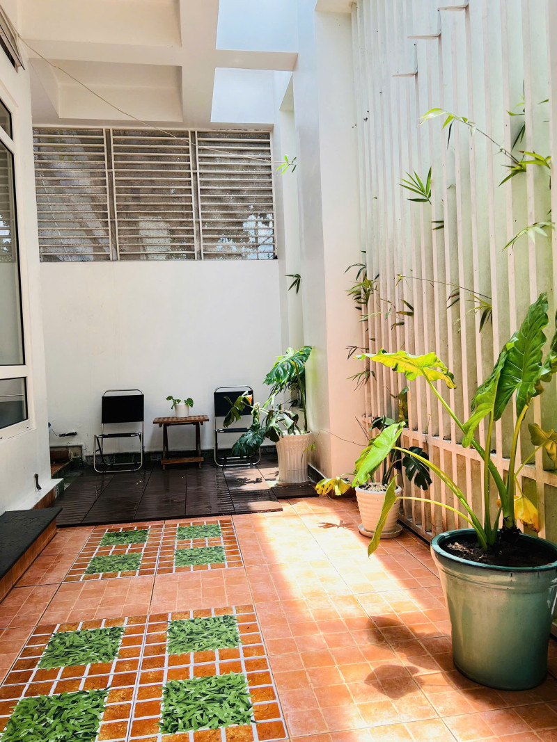 A Cheerful One-Bedroom Living Space