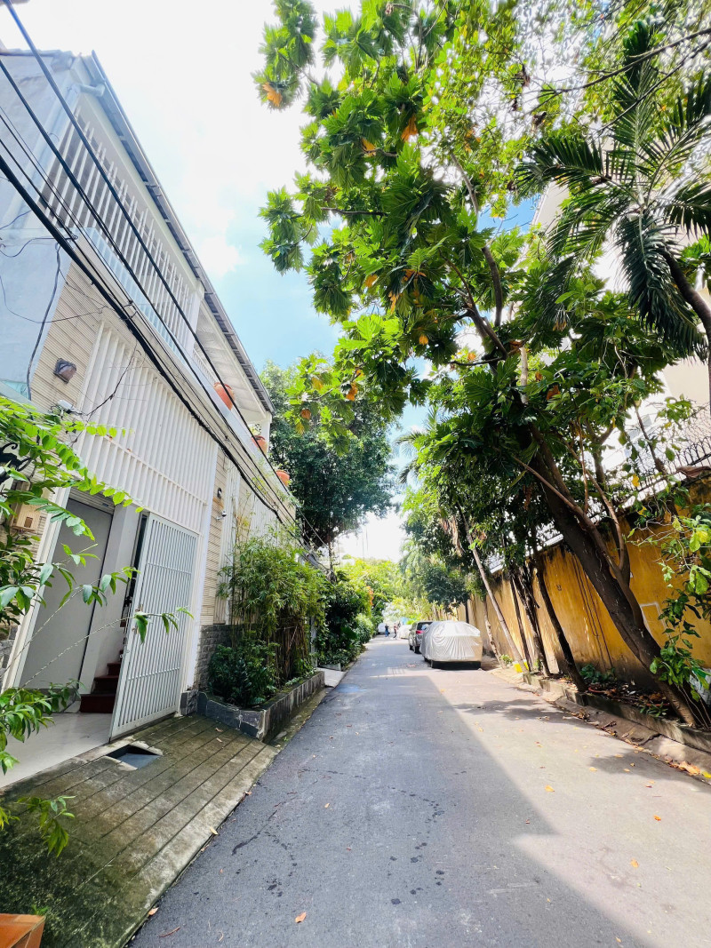 A Cheerful One-Bedroom Living Space