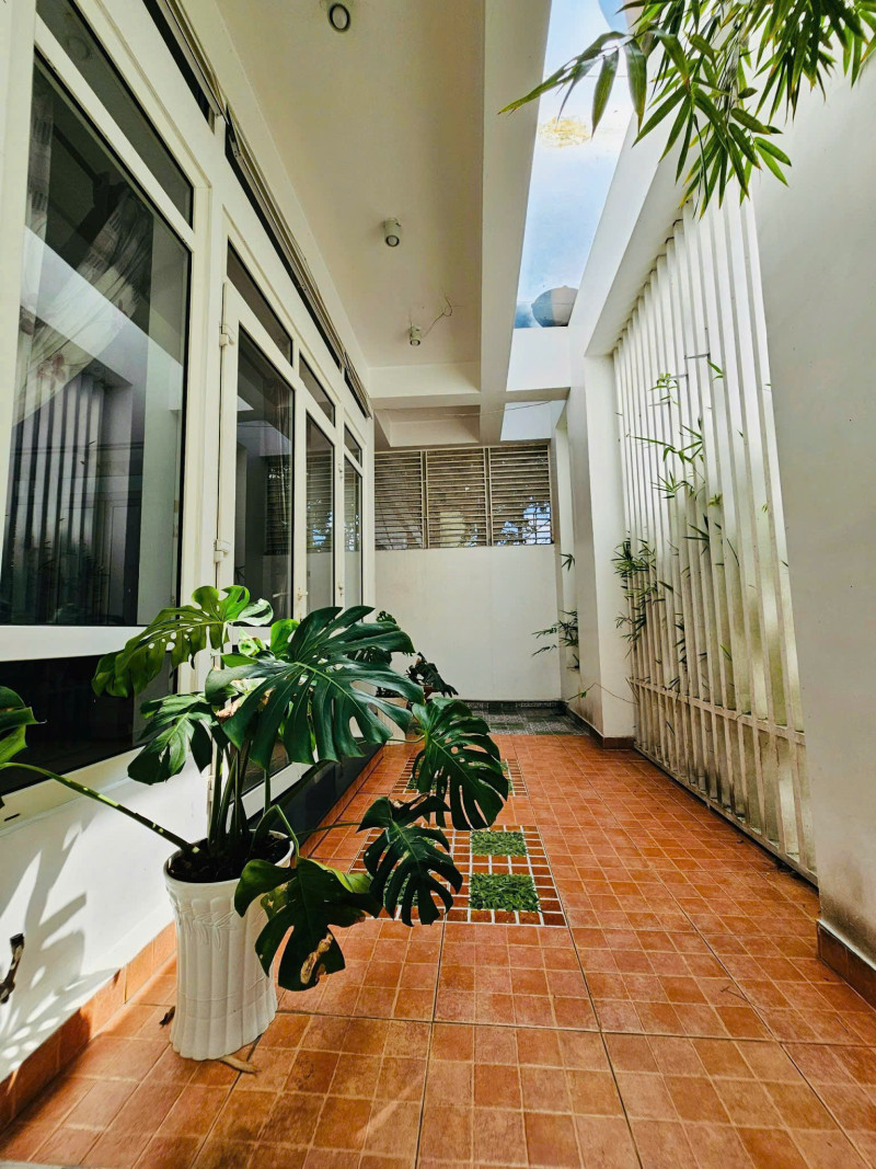 A Cheerful One-Bedroom Living Space