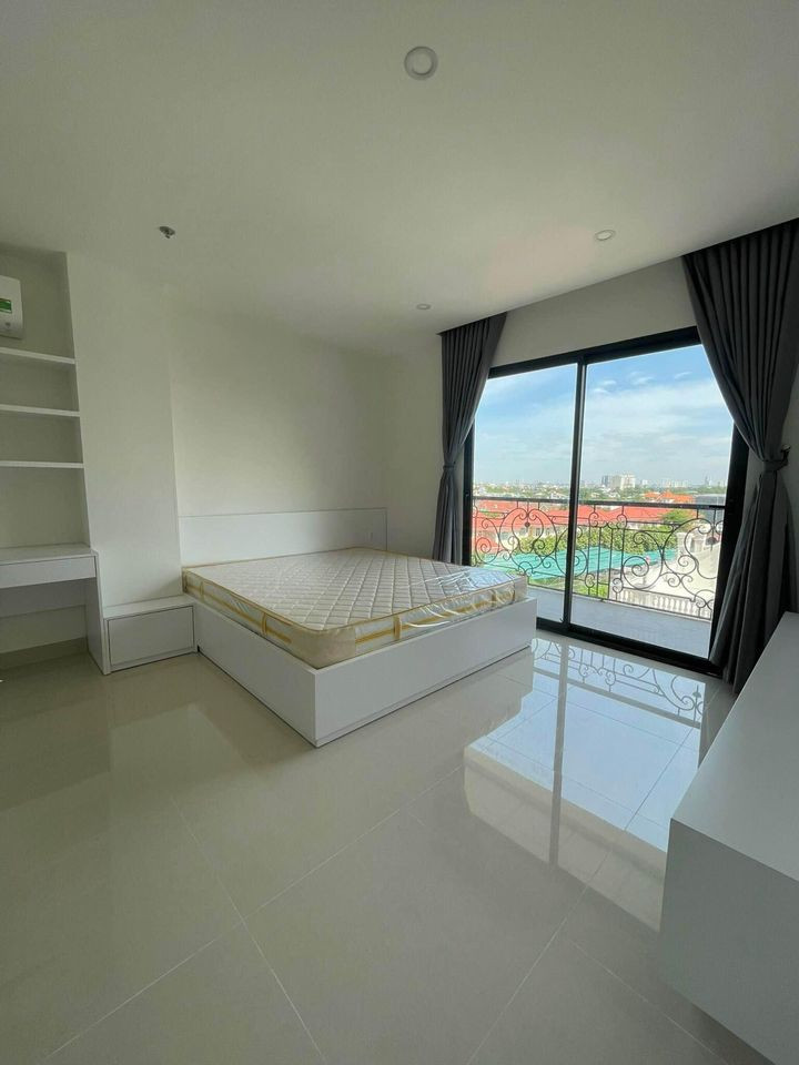 Comfortable One-Bedroom with Natural Light