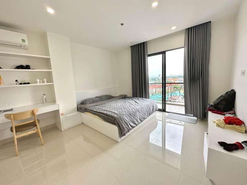 Comfortable One-Bedroom with Natural Light