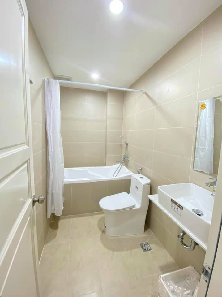 Penhouse -Sunlit One-Bedroom Living Space