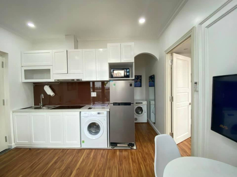 Penhouse -Sunlit One-Bedroom Living Space