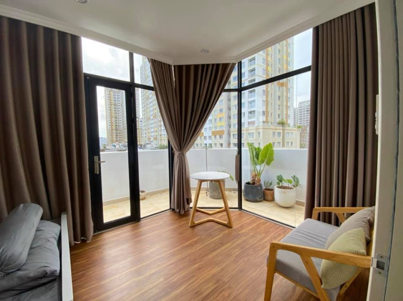 Penhouse -Sunlit One-Bedroom Living Space