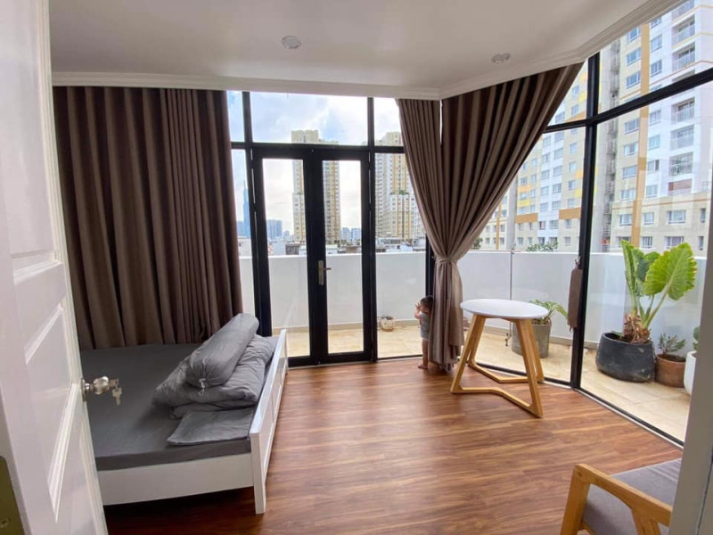 Penhouse -Sunlit One-Bedroom Living Space