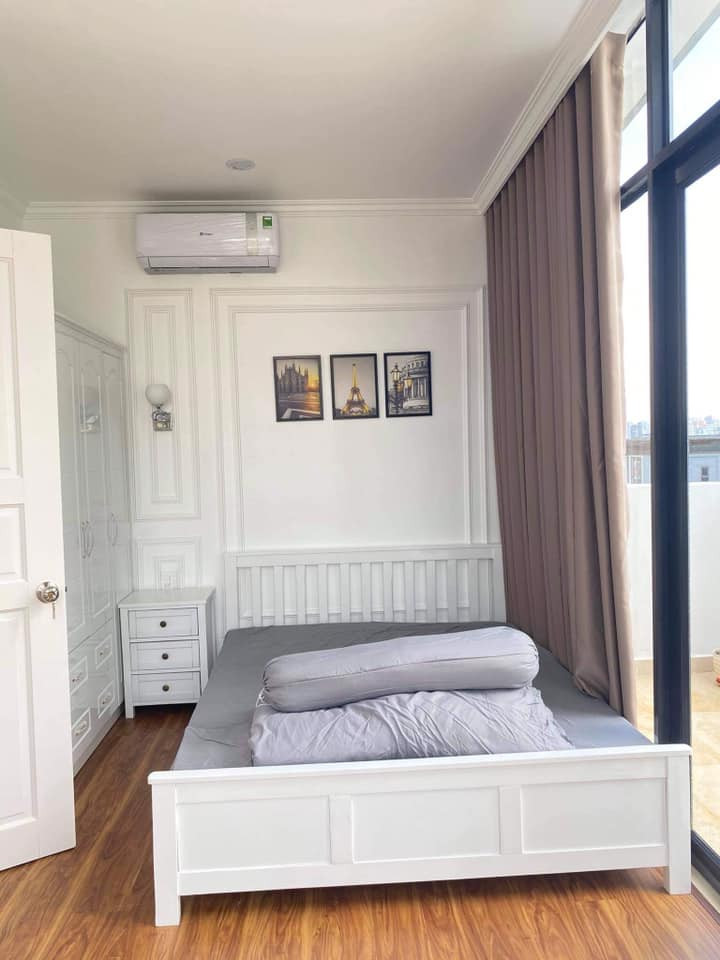 Penhouse -Sunlit One-Bedroom Living Space