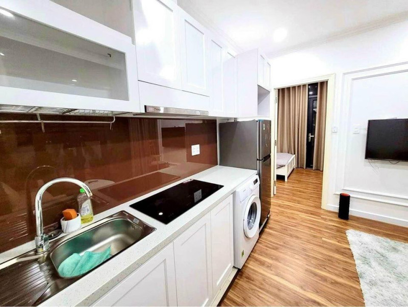 Penhouse -Sunlit One-Bedroom Living Space