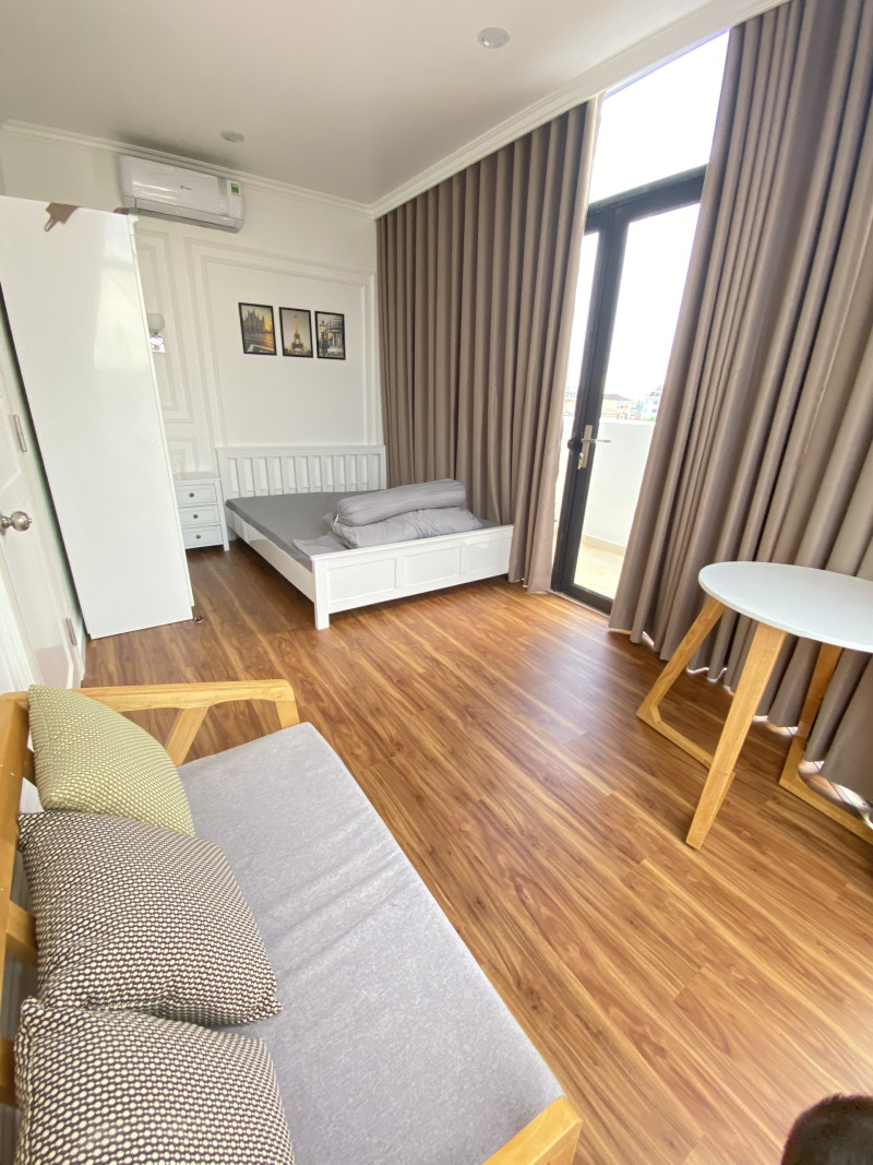 Penhouse -Sunlit One-Bedroom Living Space