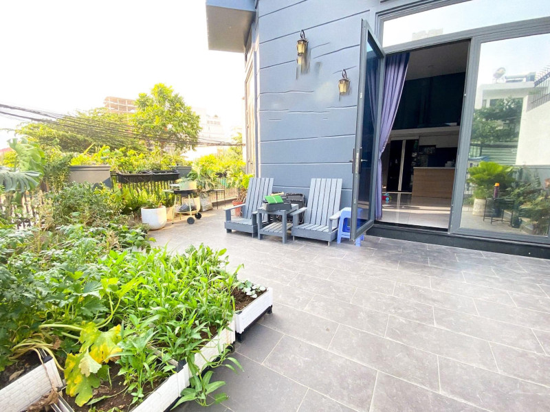 Private yard-Green View One-Bedroom Apartment