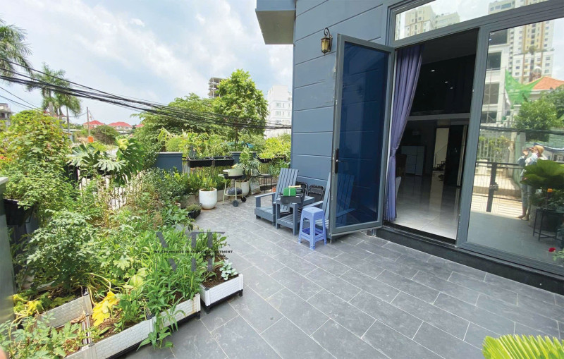 Private yard-Green View One-Bedroom Apartment