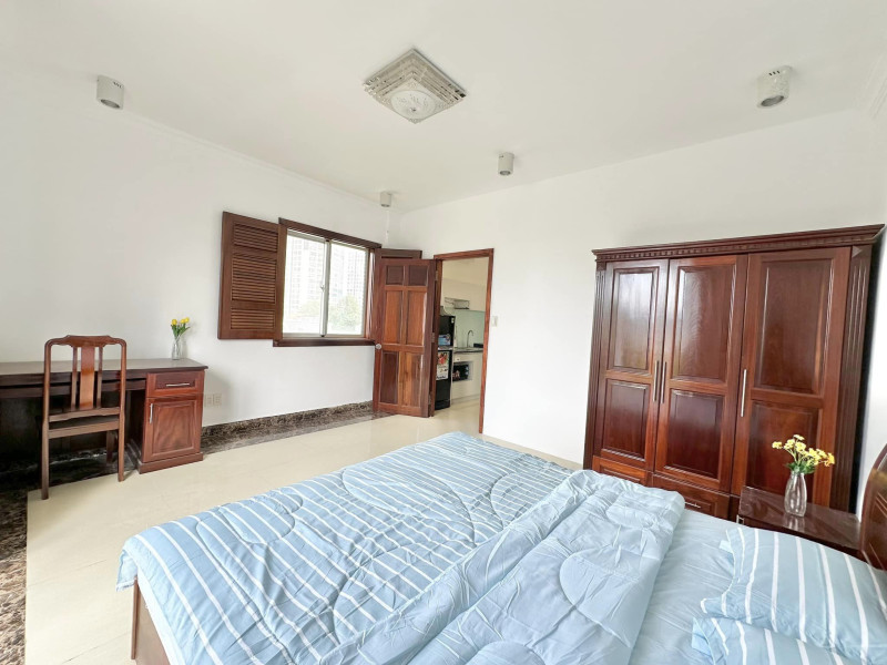 A Peaceful One-Bedroom Surrounded by Greenery
