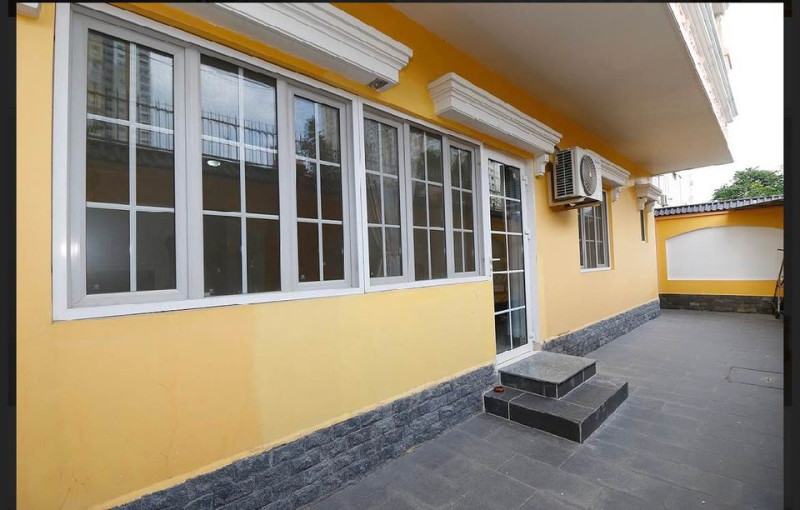 A Cheerful One-Bedroom Living Space got Yard