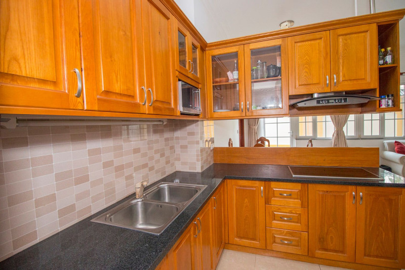 A Cheerful One-Bedroom Living Space got Yard