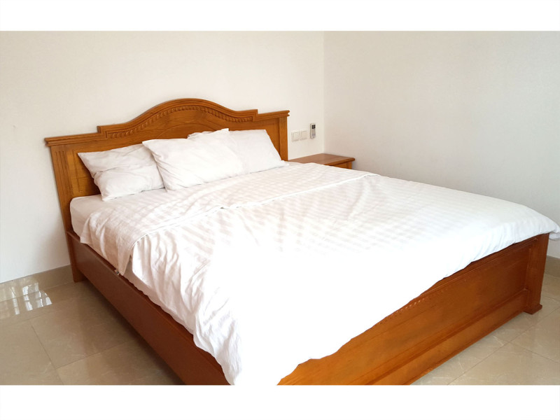 A Cheerful One-Bedroom Living Space got Yard