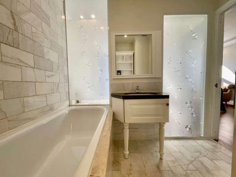 Nature-Inspired One-Bedroom Apartment