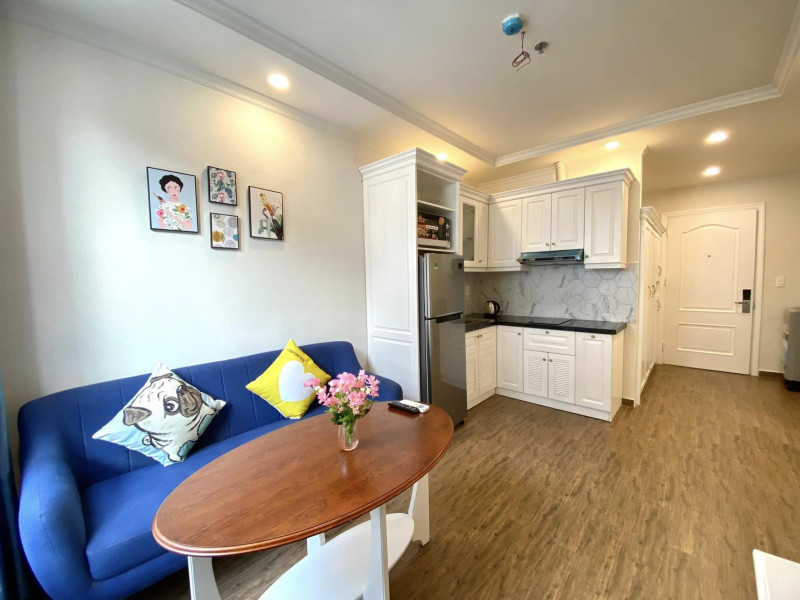 Nature-Inspired One-Bedroom Apartment