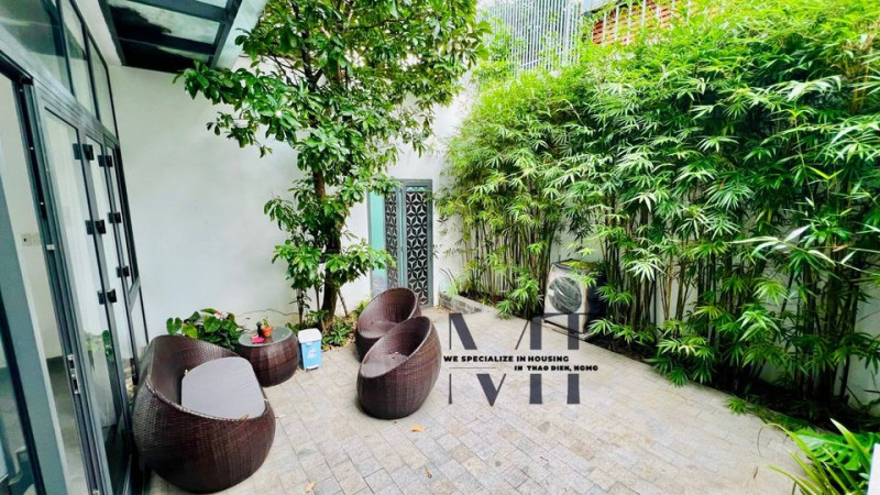 A One-Bedroom with Easy, Open Living got Yard