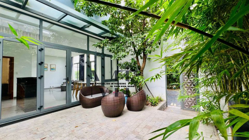 A One-Bedroom with Easy, Open Living got Yard