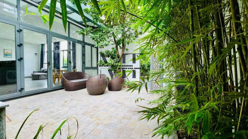 A One-Bedroom with Easy, Open Living got Yard