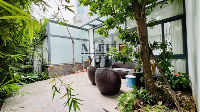 A One-Bedroom with Easy, Open Living got Yard