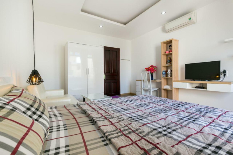 Natural Light One-Bedroom Living