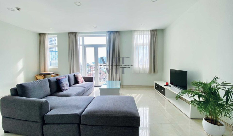 Big-Contemporary One-Bedroom Apartment