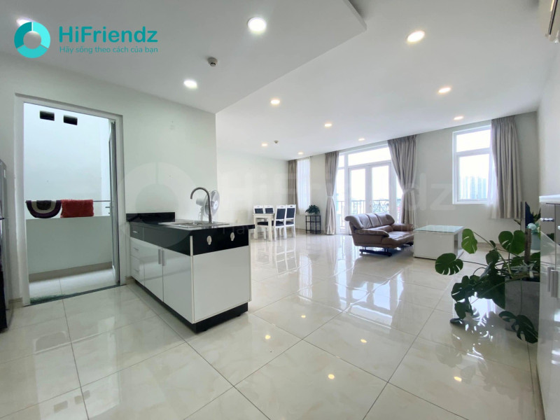 Big-Contemporary One-Bedroom Apartment