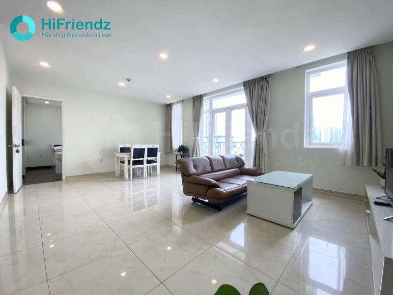 Big-Contemporary One-Bedroom Apartment