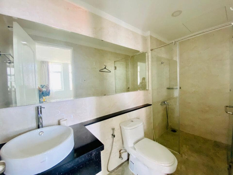 Big-Contemporary One-Bedroom Apartment