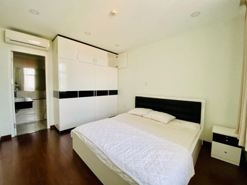 Big-Contemporary One-Bedroom Apartment