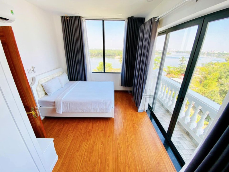 One-Bedroom Living with Clean Design-River view