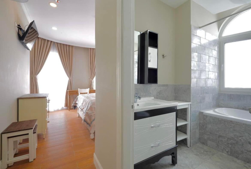 A Bright & Cozy One-Bedroom Apartment