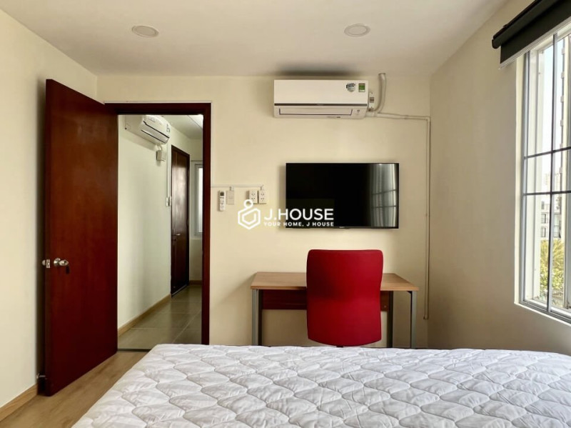 A Calm Urban One-Bedroom Home