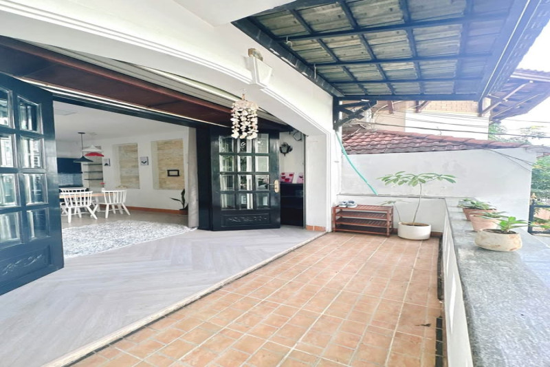 Lovely Two-Bedroom Apartment in a Green Neighborhood