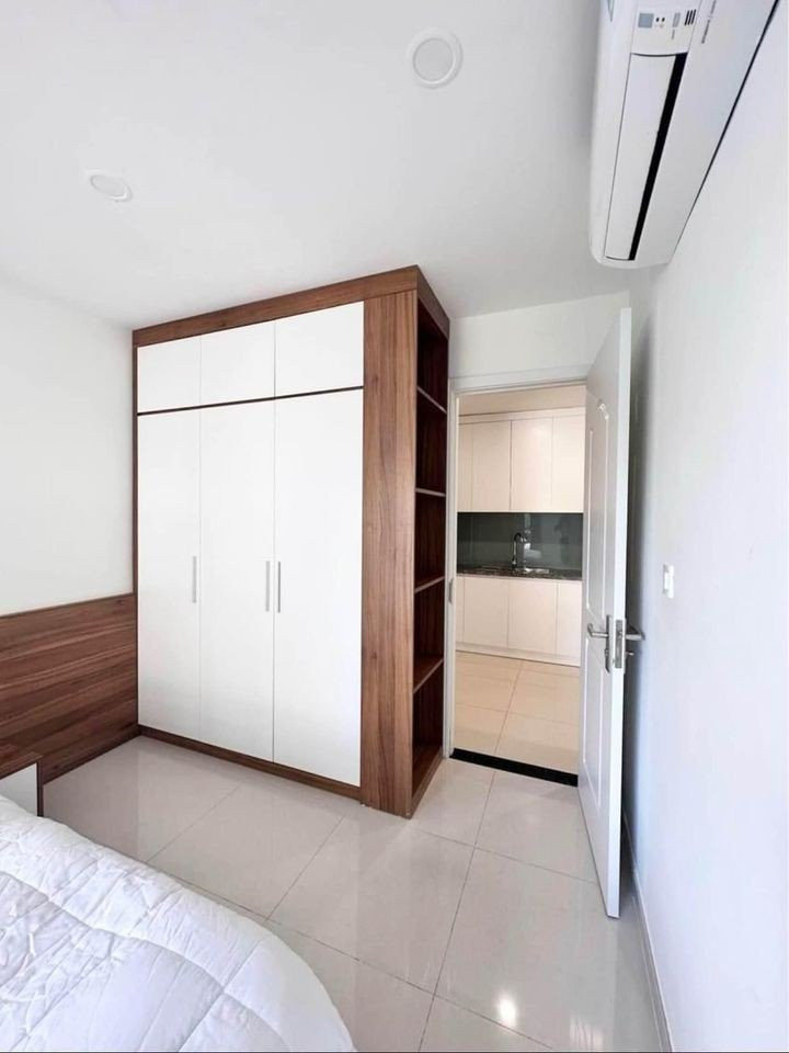 A Tastefully Composed Two-Bedroom Residence