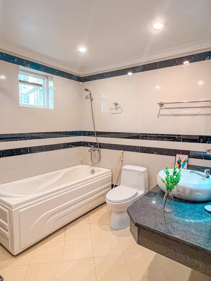 Two-Bedroom Apartment Blending Comfort and Aesthetics