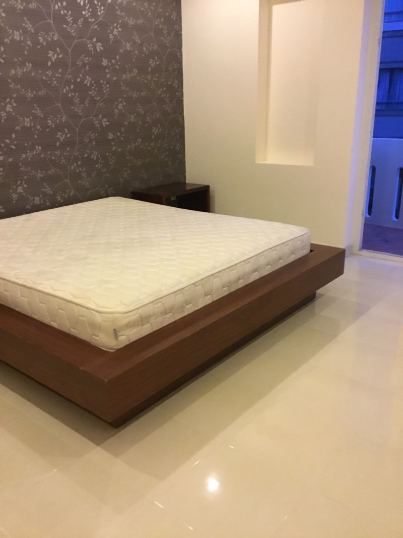 A Calm Two-Bedroom Apartment Away from Noise