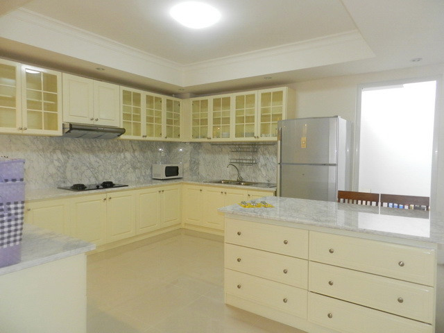 A Calm Two-Bedroom Apartment Away from Noise