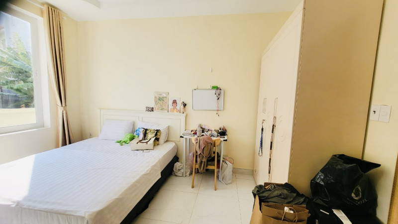 Two-Bedroom Apartment with Refined Aesthetic