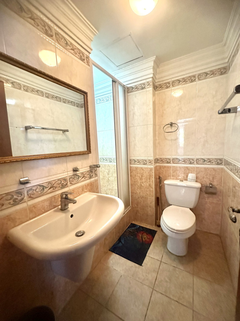 Sunny 3BR Apartment with a Cozy Feel