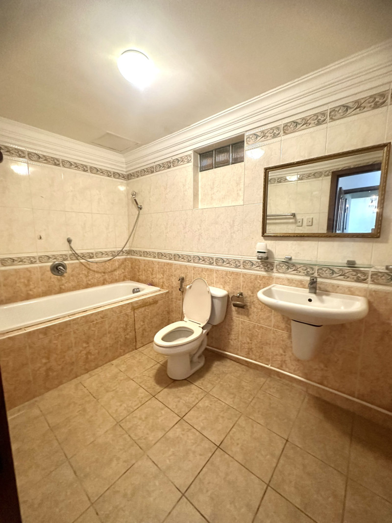 Sunny 3BR Apartment with a Cozy Feel