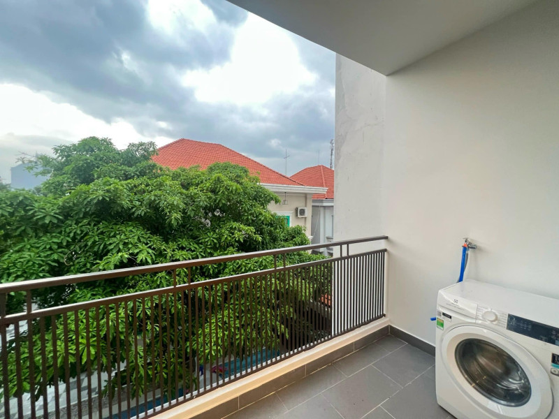 Contemporary Studio in a Leafy Area