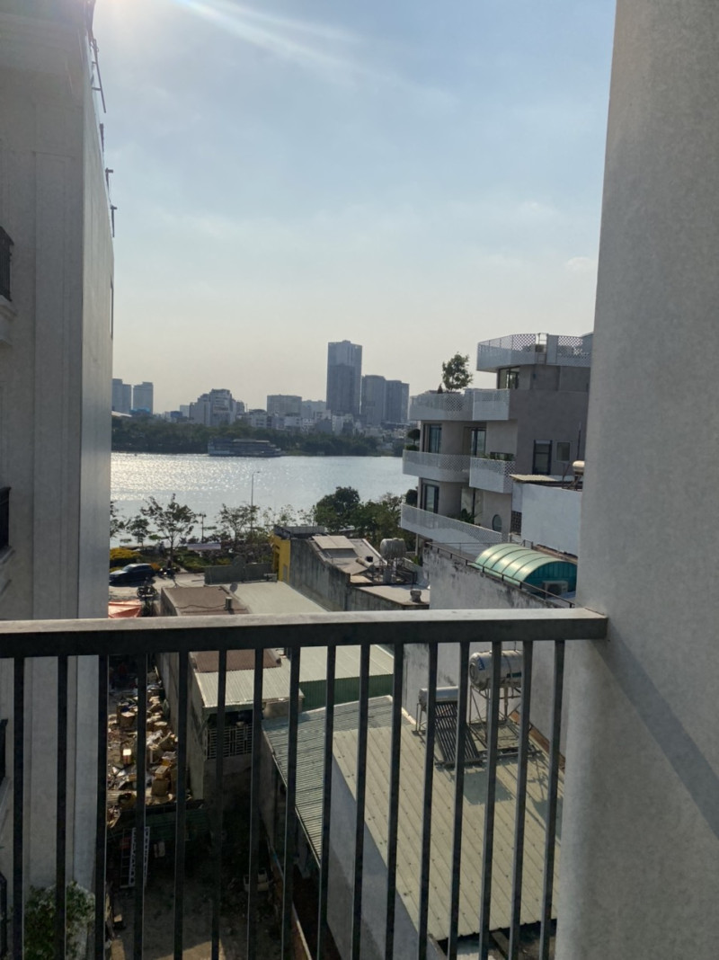 Urban Simplicity in a Green Setting