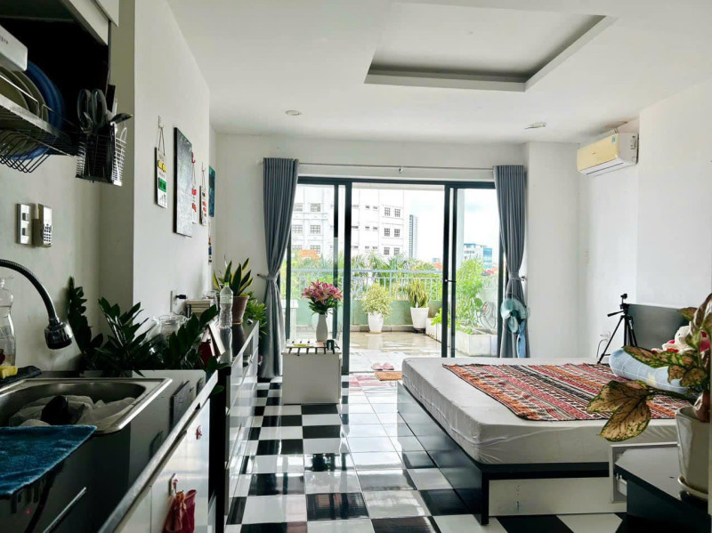 A Private Yard  Studio with Natural Charm