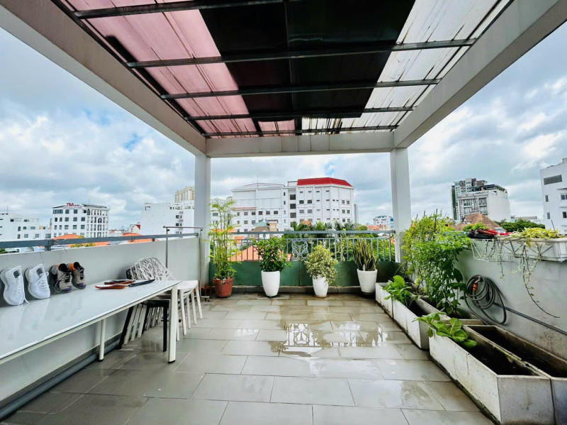 A Private Yard  Studio with Natural Charm