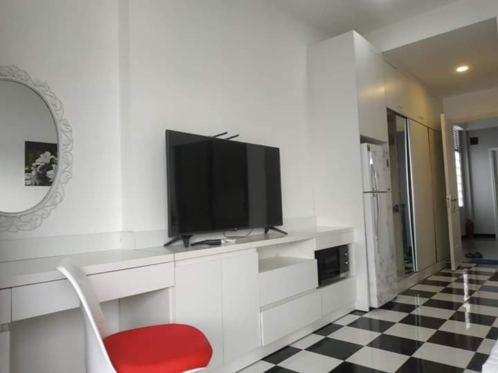 A Private Yard  Studio with Natural Charm