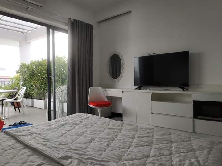 A Private Yard  Studio with Natural Charm